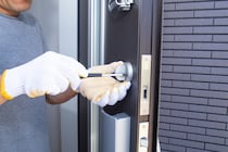 焦ると見抜けない…6人に1人が「高額請求」を経験！鍵トラブルで起きたリアルな被害とは？【200人調査】