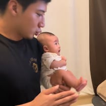 サイズ感たまんない…ッ！ 父の筋トレに付き合ってあげる赤ちゃんの優しさ「安定感がすごい」