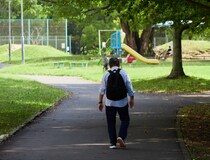 それ、軽犯罪法違反です。道端でやってはいけない、じつは法律的にアウトな行動