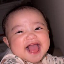 「カリカリ…何の音？」真夜中に賃貸の壁を削る…現場を捕らえられた赤さん「その笑顔は反則でしょ！」