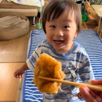 お熱があるのに……⁉ 大好物を見た瞬間、満面の笑顔でかぶりついちゃう男の子♡