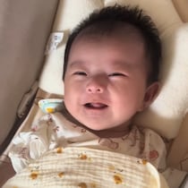 マジ天使の微笑み！ 優しいママの声が聞こえるとこの表情です「生後1ヶ月、笑うようになったよ♡」