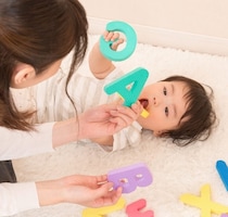 英語がニガテなパパママでもOK！ 0歳からできる“おうち英語”の始め方｜モンテッソーリ式「英語が好きな子」の育て方 #1