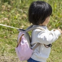 「ちょっとお母さん！」1歳の息子にハーネスをつけて散歩していると、突然おばあさんたちが……