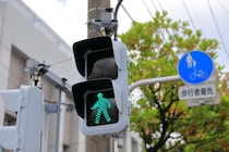 横断歩道の青信号が点滅したら渡ってもいい？ 渡ってはいけない？ じつは法律的にアウトな行動