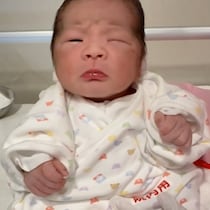 「あかん。眩しい」この世界に戸惑う生まれたての赤ちゃんが尊すぎる