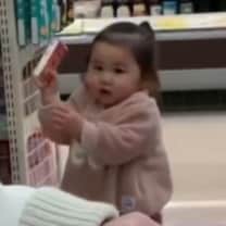 スーパーでお菓子を欲しがる1歳児とひいおばあちゃんのやりとりに爆笑！「切り替え早くてお利口さん♡」