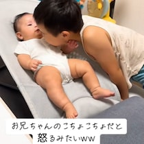 「やめろや（怒）」お兄ちゃんがやるとなぜか不機嫌になるベビーに爆笑！！！