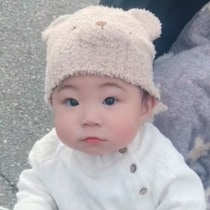 レジでグズりはじめた赤ちゃんに長ネギを渡した結果…【まさかの救世主】