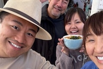 北斗晶さん自宅に「バカでかいクリスマスツリー」！ 脚立で組み立て孫と飾り付け。点灯も「とっても綺麗です」