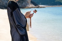 お墓に入る以外にも！「自然に還るべき」「迷惑をかけないよう何も残したくない」自身の供養方法、200人の答えは？