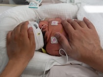 「NICUにいる赤ちゃんのママたちは自分のことを責めている」根強く残る“母性愛神話”／小児科医・今西洋介先生インタビュー