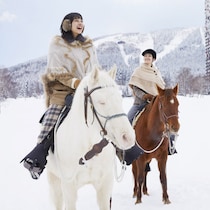 まるで映画のワンシーン。「うまくいく年」にしたい人へ。運気もテンションも上がる、星野リゾートの“馬旅”