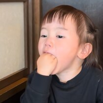 豪快すぎる食べ方を発明した男の子！ 大好きなもの同士を丁寧に組み合わせて…イッキにほおばる幸せってやつ⁉