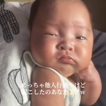 双子なのに…「めっちゃ他人行儀だけどアナタ」ギャン泣きする相方を横目で見る赤ちゃんの表情が凄まじい【爆笑】