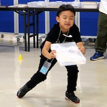 翼の角度で飛び方が変わる！気流をつくる「ガチ」実験に小4息子が大興奮。科学技術館×ボーイング社の航空宇宙STEMワークショップ