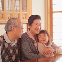 【帰省問題】お正月やお盆、嫁も一緒に義実家に帰るべき？ ママたちの回答とは？