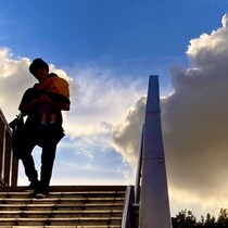 スーパーで買い物中に眠ってしまった娘。抱っこしながら品物を詰めようとしていると、一人のご婦人が…… #「ありがとう」を伝えたい