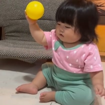 「イエァーーー！」信じられないイカつさでボールを投げた0歳赤ちゃんがカッコよすぎる！