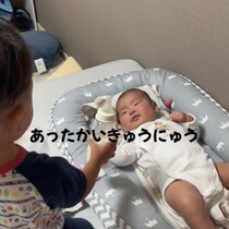 「あったかいぎゅうにゅうだよ」泣いている赤ちゃんにミルクをあげるお兄ちゃんにほっこり♡