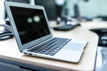 英語で「ノートパソコン」は通じません。正しくは何という？【クイズ】