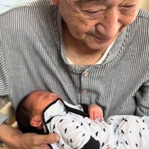 「⁉」ひいじいちゃんの度肝を抜くサプライズ「実は、8人目のひ孫が生まれてました!!!」