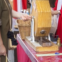 「これあげる」福引き会場で見知らぬ女性が、息子に突然くれたもの。周りもつられて次々に……！