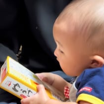 わずか生後6ヶ月で⁉ まさかの文字を読もうと奮闘する赤ちゃん、天才すぎ「うんうん、なるほどね？」
