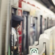 遅延でぎゅうぎゅうの満員電車。マタニティマークを隠して乗っていると…… #「ありがとう」を伝えたい