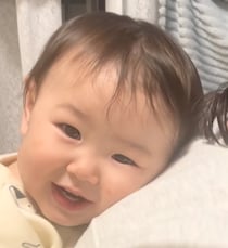 新年早々 骨抜きだよ！ 赤ちゃんのバックハグの威力がはんぱない【両親デレデレ】