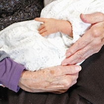 生まれた我が子に一度も会いに来ない義母。近所なのになぜ？ その真意は思いもよらないもので……