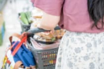 「うるせえな」スーパーの床を転がって騒ぐ子に冷たい視線……そのとき男性が大きな声で放った一言は？