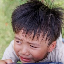 猛暑の中、暴れて泣き叫ぶ子を抱っこしながらベビーカーを押して汗だくで歩いていると…… #「ありがとう」を伝えたい