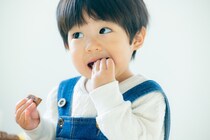 1歳息子が恐竜アニメの号泣シーンを見てまさかの行動！「ぷてりゃのどん、どーぞ！」