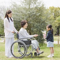 「介護の担い手」に親子で大きな認識の差！ 親が本音で介護を望む相手は…「子どもは何もしなくていい」