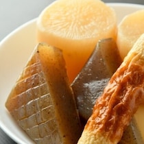 妊婦や孫の前でスパスパたばこを吸い「女を捨ててる」暴言連発の義父！ そんな義実家はおでんの食べ方も衝撃的で……