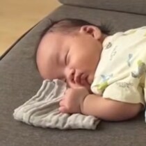 想像の斜め上をいく体勢で爆睡していた赤ちゃん、ブランケットをはずしてみると……