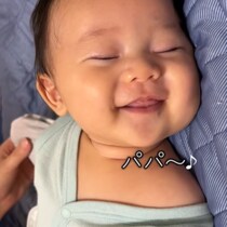 寝落ちはやっ！！！ パパを見つけて嬉しい♡ でも眠い……のループを延々繰り返す赤ちゃん、とくとご覧あれ！