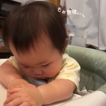 可愛すぎてヤバい。睡魔と戦う赤ちゃんがついに寝落ちしたかと思いきや……