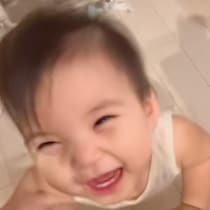 思いもよらない成功にこの笑顔！ 赤ちゃん飛び級の貴重な成長シーン「これ動画に残せたのすごい」