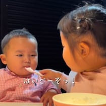 2歳なのにプロだね⁉ 赤ちゃんのお世話が上手すぎるお姉ちゃん「もはや声かけが保育士」