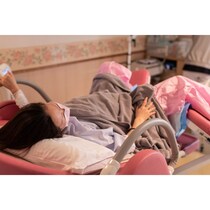 パパたちに聞いた、立ち会い出産のエピソード12選「生きた心地がしなかった」「気を失いそうだった」