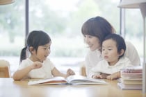 家に本が多い子どもはそうでない子どもに比べて成人後の生涯所得が約9％高い……読書習慣が人に与える大きな影響