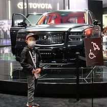 牛のフンで走る車に、リアル「ミライドン」!? 101万人が熱狂した【ジャパンモビリティショー2025】に親子で熱狂！