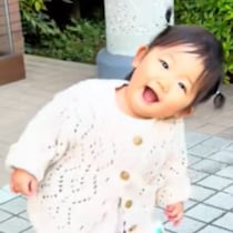 ただ歩いてただけなのに最上級の可愛さで心臓ギュッ…！ 不意打ちスマイルに射抜かれました