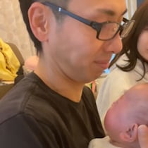 眠れない赤ちゃんが一発！ パパの歌声がすごい【全然寝る気配がなかったのに、アッというまに……】