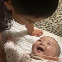 生まれたばかりの妹が大好きすぎるお兄ちゃんに胸キュンの嵐♡「画面いっぱい癒しで溢れてる～」