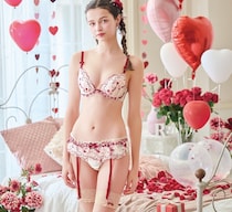 うっとりする世界観に身を委ねて。リサマリ史上最多の多彩なハートが炸裂する、バレンタインランジェリー解禁