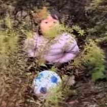 「人生1周目すぎるｗ」 かくれんぼで顔だけ隠した2歳児の【尊すぎる勘違い】