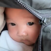 上着を開けると【宝物】が出現⁉ 生後2ヶ月のひょっこり顔が尊すぎ♡